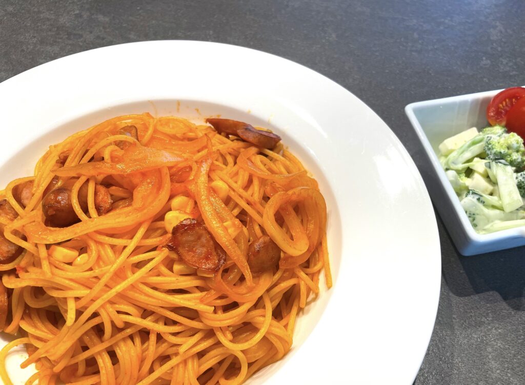 フライパンで調理したパスタ