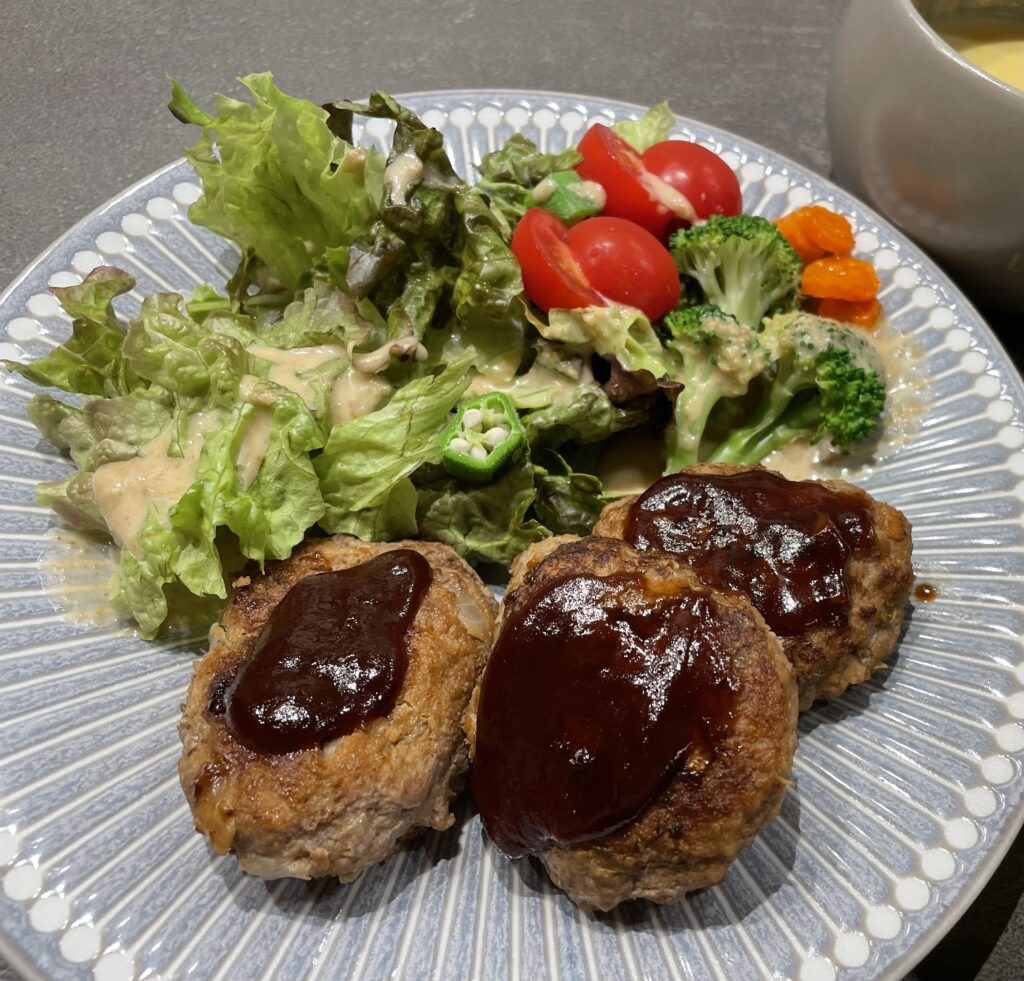 フライパンで調理したハンバーグ