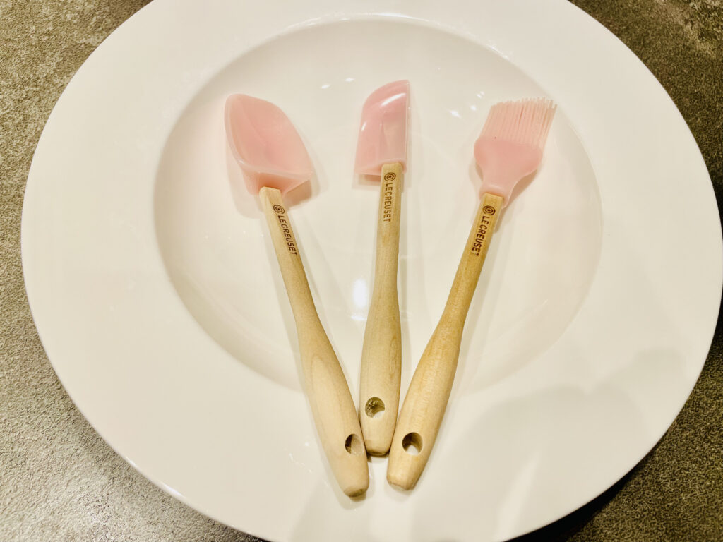 ピンクのシリコンのキッチンツール